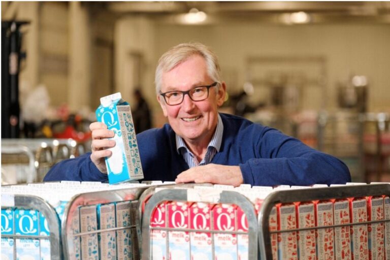 Q-sjef Bent Myrdahl med melkekartongen som skal spre gode historier fra innovative virksomheter.