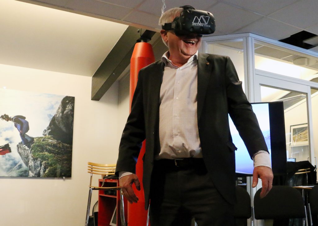 Ordføreren i Elverum tester VR-briller. 