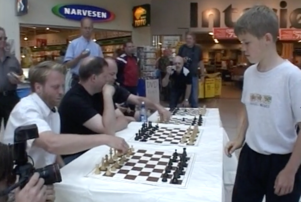 Torbjørn Asbjørnsen spiller sjakk med dengang 13 år gamle Magnus Carlsen