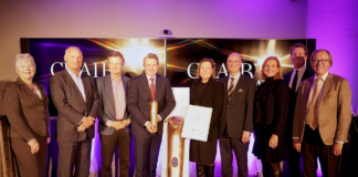 Vinner i Norge Chair of the Year 2018, John Andersen, jr med jury og Partnere Tryg, Mercuri Urval og SANDS. Fra venstre på bildet de som har gjort prisen mulig: Juryleder Karin Bing Orgland, Per Saxegaard, Fredrik Baksaas, Årets Styreleder John Andersen jr., Mari Thjømøe, Harald Hjertø Mercuri Urval, Kathryn Moore Baker, Nicolai Skridshol SANDS og Gunnar Eckbo initiativtager til prisen. Foto: Tobias Michel